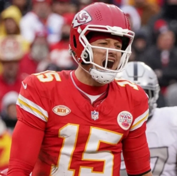 Patrick Mahomes (Nike)-(Chiefs)-(Jersey)-(Red)-(Pre-owned)-(Size XL)-$100.00 - Picture 2 of 9